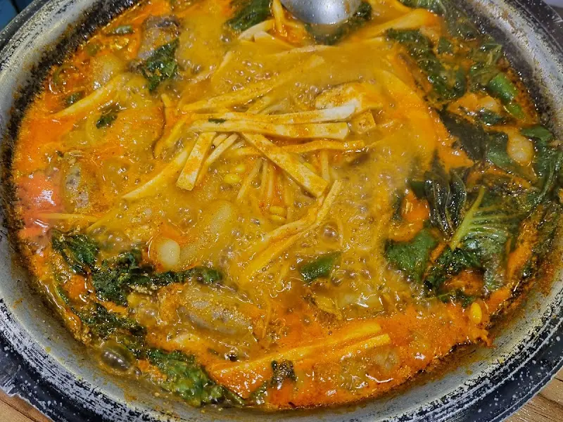 보글보글 끓고 있는 순대 곱창 전골