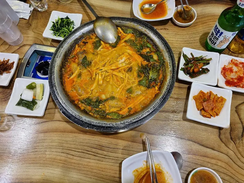 푸짐한 순대 곱창 전골 한 상 차림