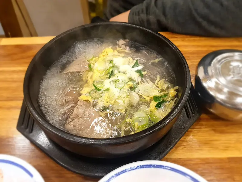 나주곰탕이 담긴 검은색 뚝배기