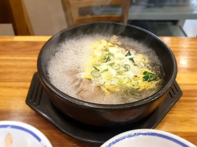 나주곰탕이 담긴 검은색 뚝배기