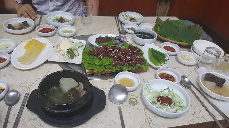 다채로운 밑반찬과 한우 육회 한 상 차림