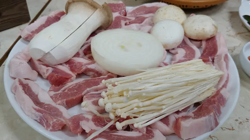 신선한 재료가 돋보이는 돼지고기 한 상