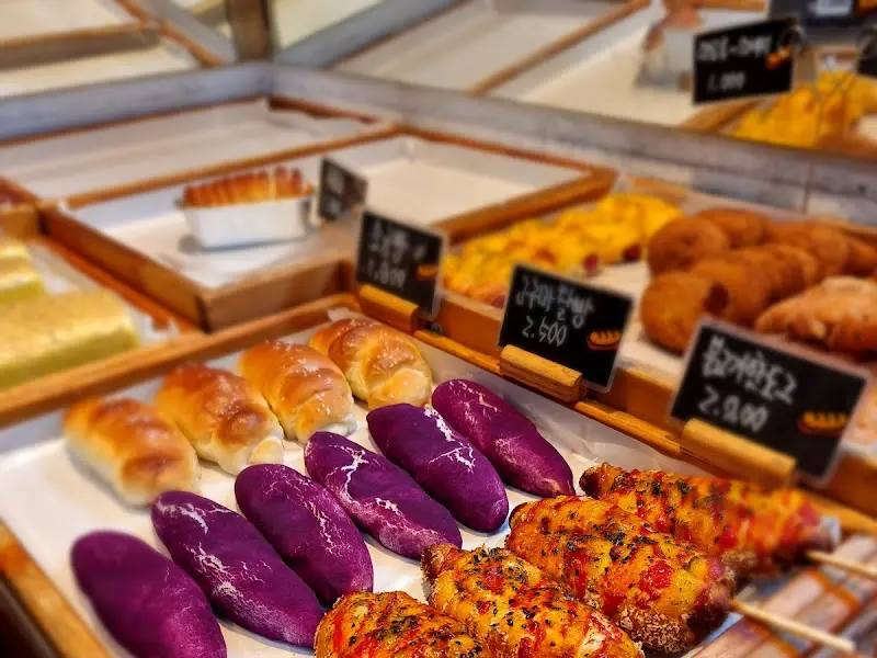 다양한 빵들이 진열된 쇼케이스