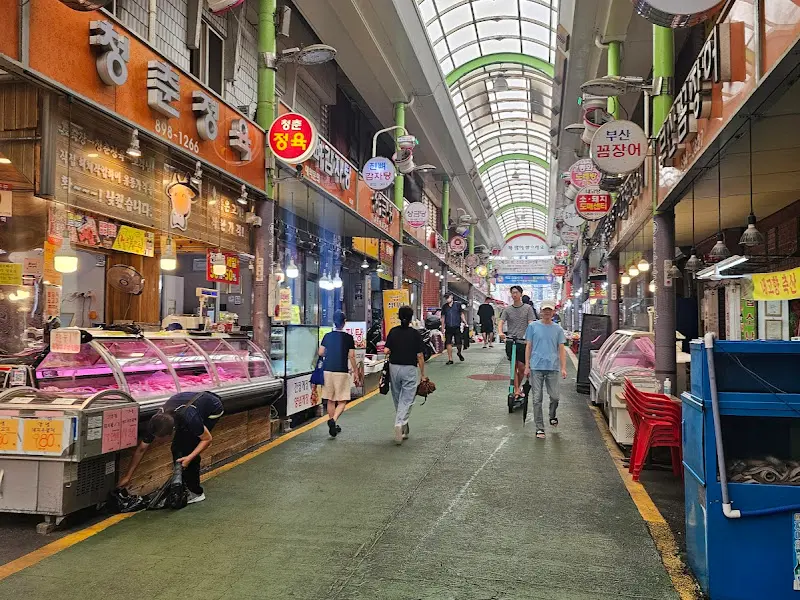 활기 넘치는 시장 풍경