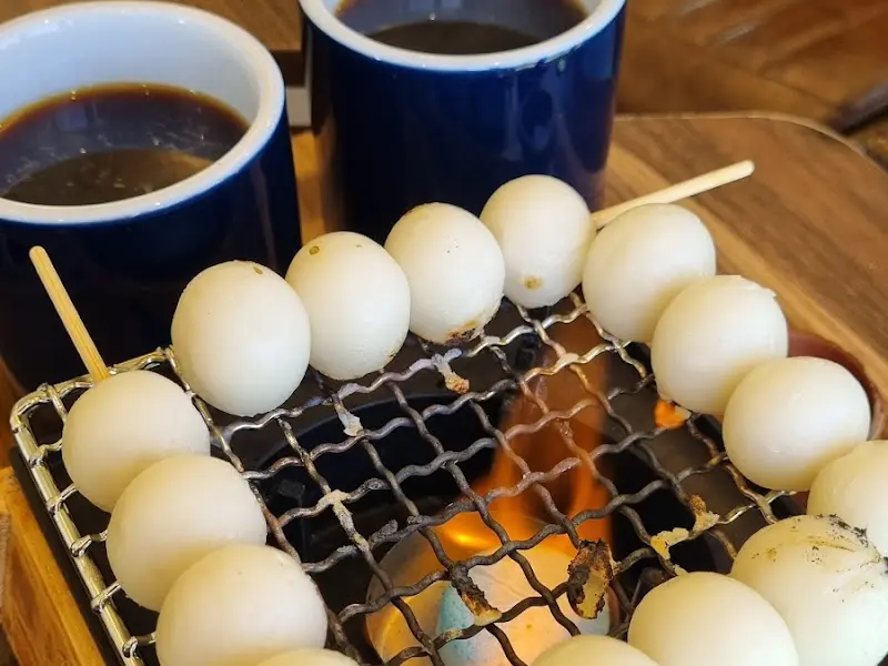 화로에 구워 먹는 당고의 모습