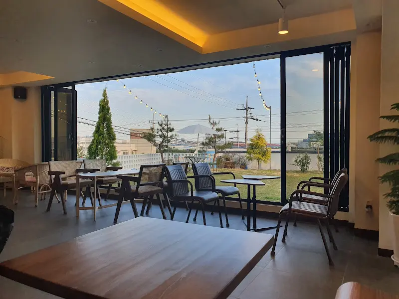 카페 내부에서 보이는 정원의 모습