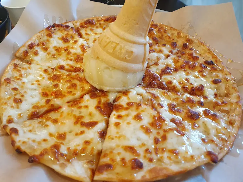 아이스크림 콘이 꽂힌 피자