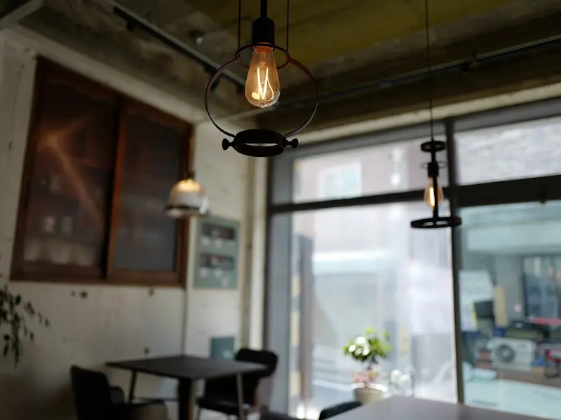 카페 내부 조명