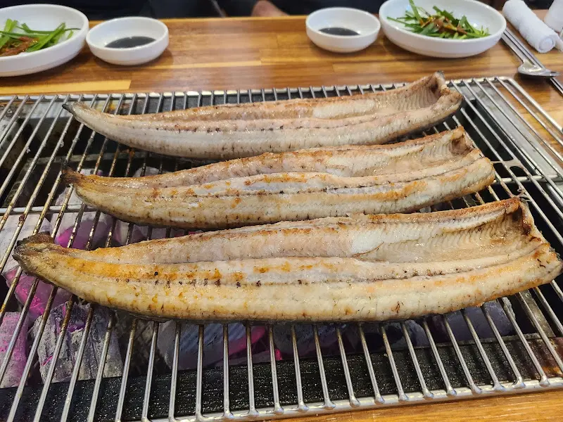 노릇하게 구워진 장어
