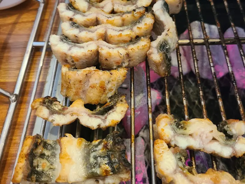 잘 구워진 장어 단면