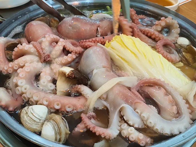 싱싱한 낙지가 가득한 연포탕