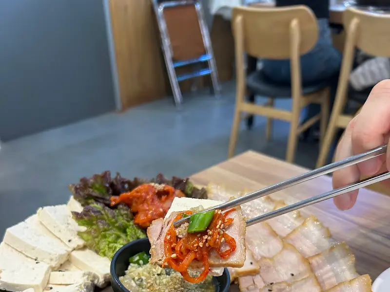 보쌈을 젓가락으로 집는 모습