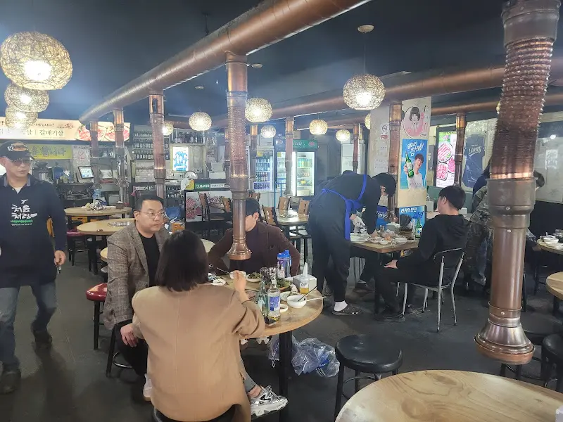 서대포 소금구이 내부 전경