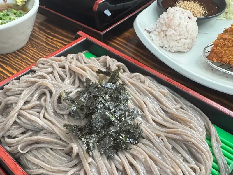 냉모밀과 돈가스의 조화