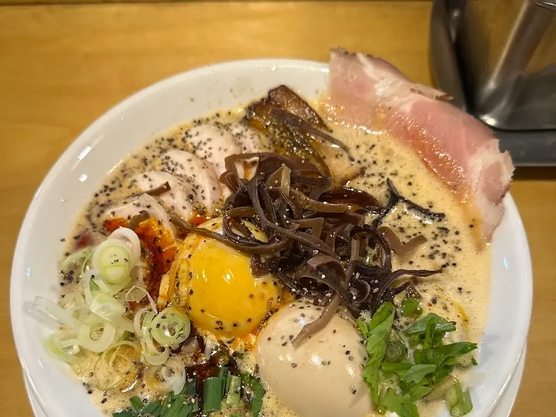 뽀얀 국물에 담긴 토리파이탄 라멘