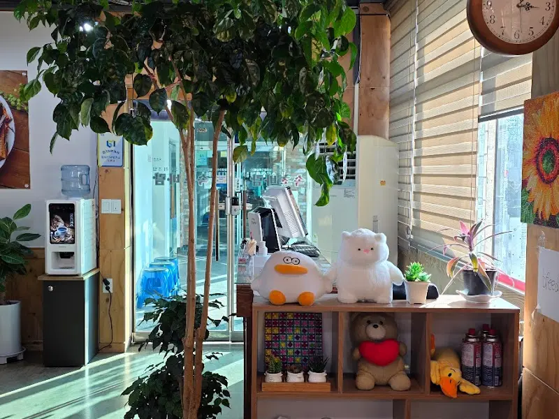 깔끔하고 넓은 매장 내부