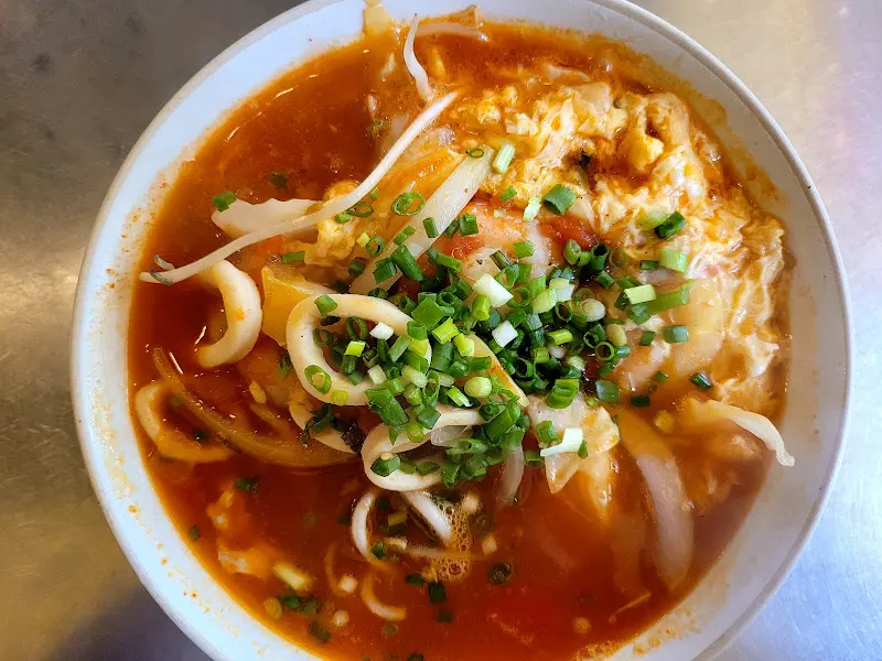 토마토 해산물 쌀국수 근접샷