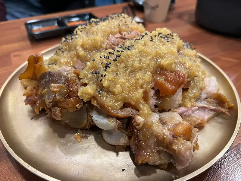 윤기가 흐르는 족발 위에 뿌려진 깨