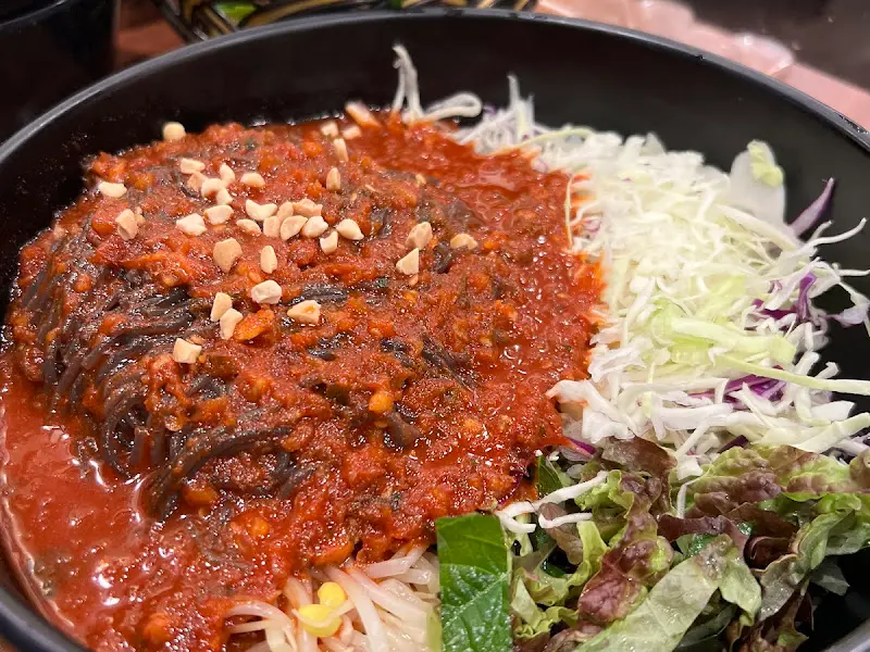 매콤한 양념에 버무려진 쟁반국수