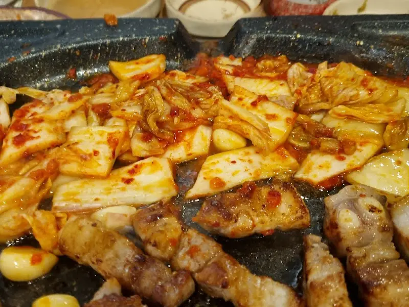 김치와 함께 구워진 삼겹살
