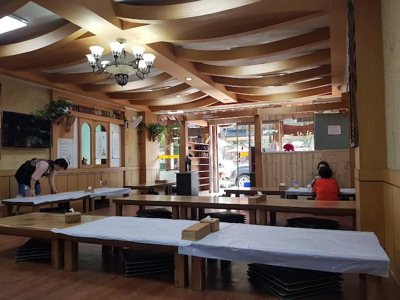 산촌 식당 내부 2