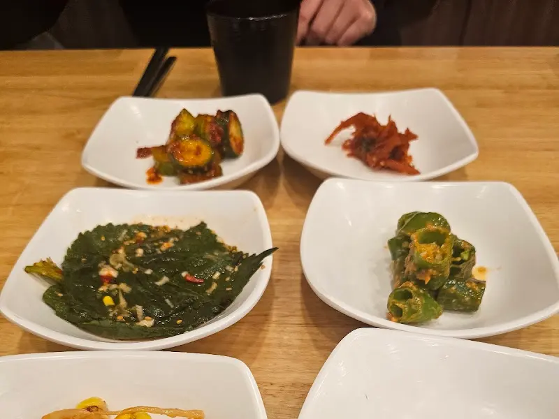 정갈하게 담긴 반찬들