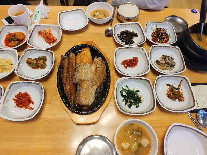 생선구이와 반찬들