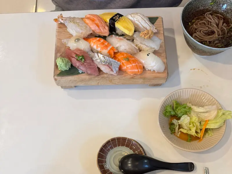 보기만 해도 군침이 도는 특선 초밥 한 상