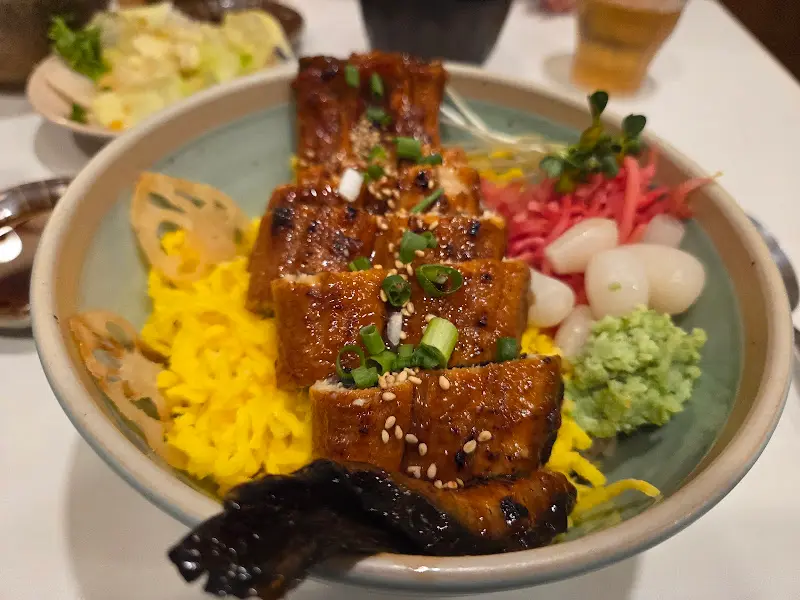 윤기가 흐르는 장어덮밥