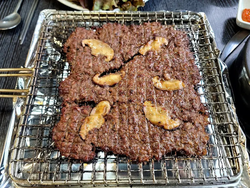 석쇠 위에서 구워진 언양불고기