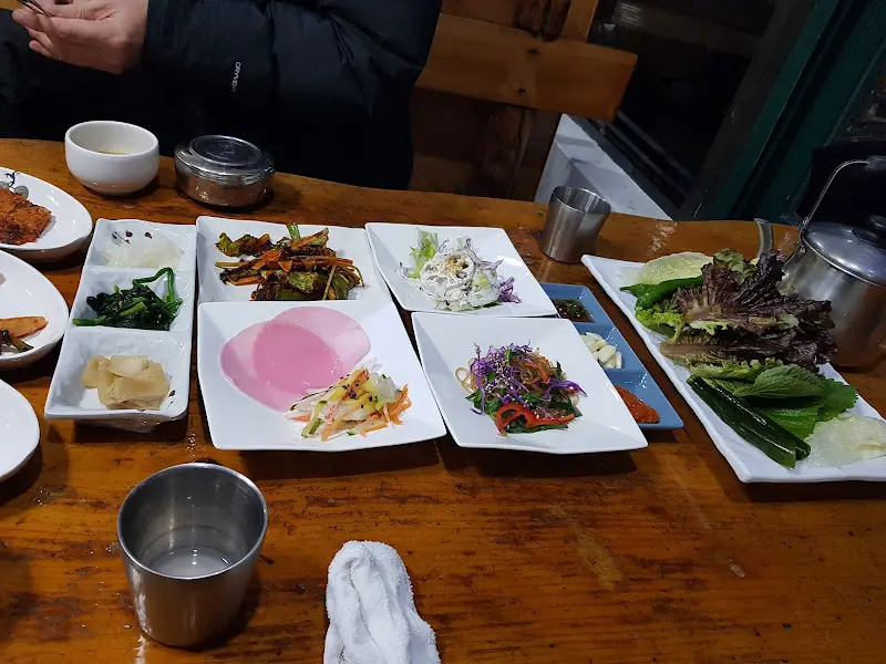 다채로운 밑반찬 구성