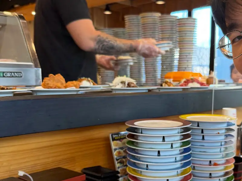 회전 초밥 레일 위를 가득 채운 다양한 종류의 초밥들