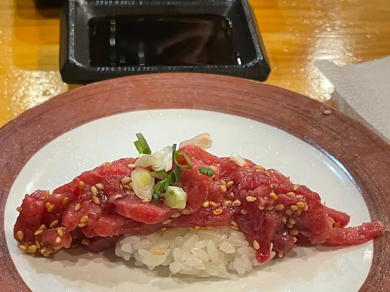 신선한 육회가 듬뿍 올라간 육회 초밥