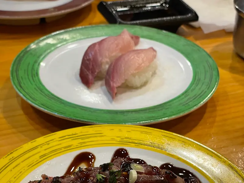 윤기가 흐르는 붉은 빛깔의 아카미 초밥