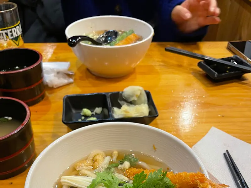 따뜻한 김이 모락모락 나는 우동 한 그릇