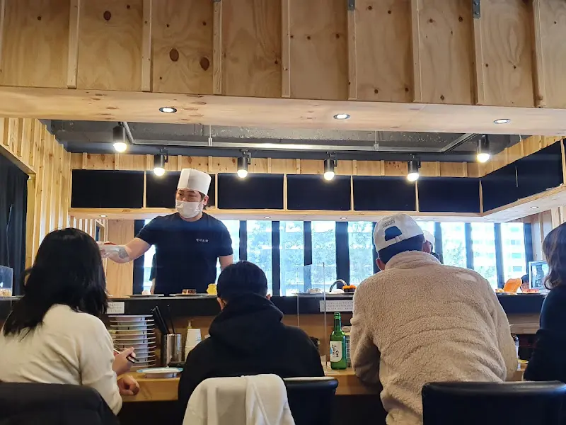 초밥을 만드는 셰프의 모습