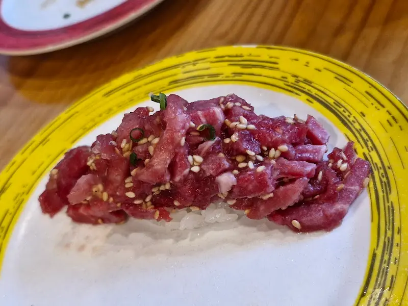 윤기가 자르르 흐르는 육회 초밥의 클로즈업 샷