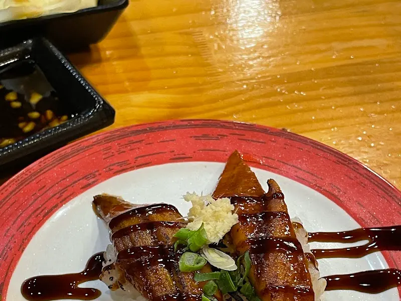 달콤한 소스가 뿌려진 장어 초밥