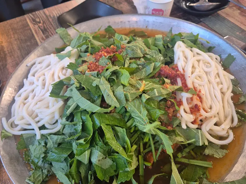 신선한 채소와 닭갈비가 푸짐하게 담긴 냄비