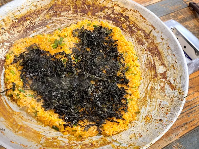 윤기가 흐르는 볶음밥 위에 김 가루가 듬뿍 뿌려진 모습