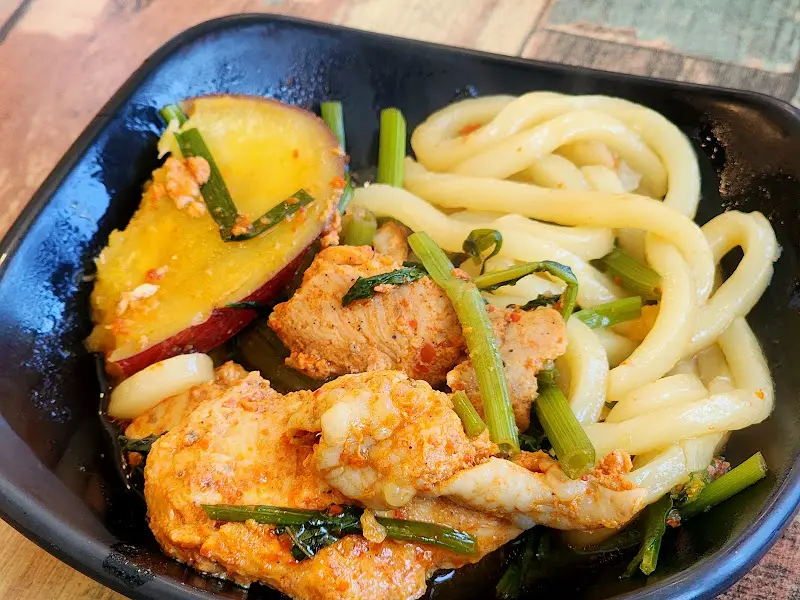 닭갈비와 우동, 채소를 함께 담아낸 모습