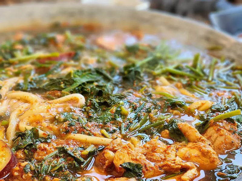 미나리와 닭고기가 어우러진 물닭갈비