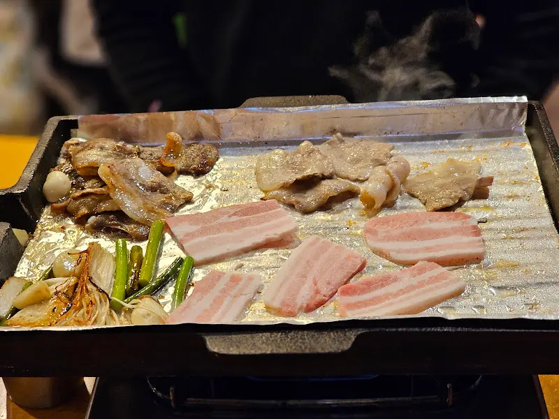 불판에 구워지는 냉삼