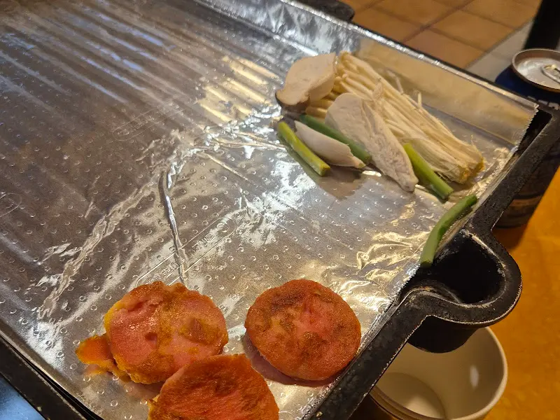 불판 위의 김치와 버섯