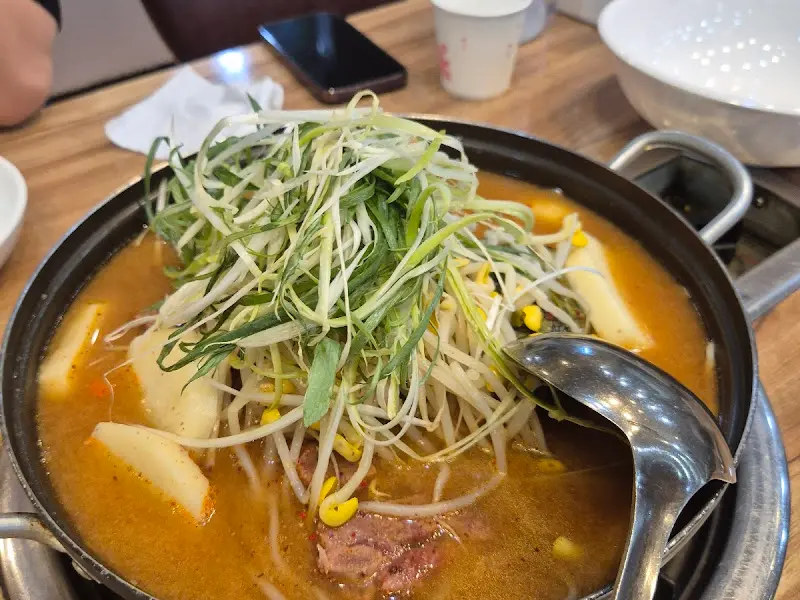 푸짐하게 쌓인 감자탕