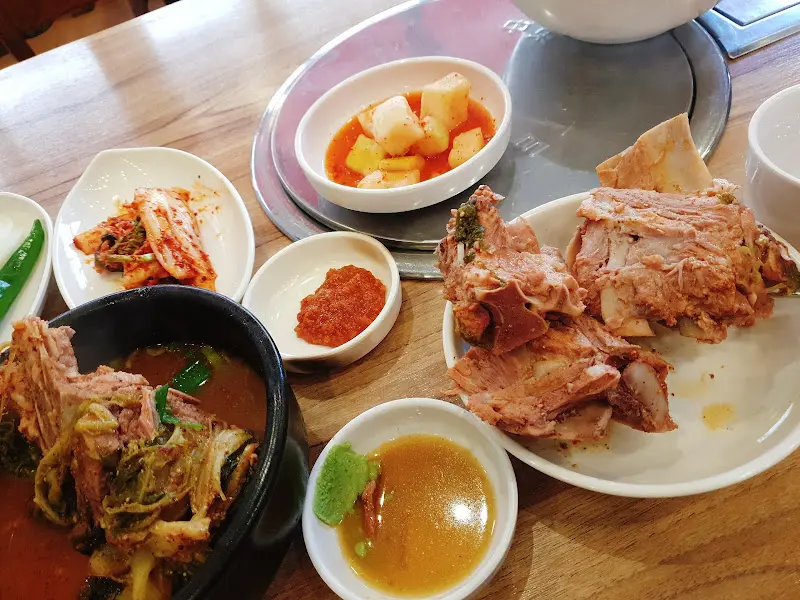 감자탕 한 상 차림