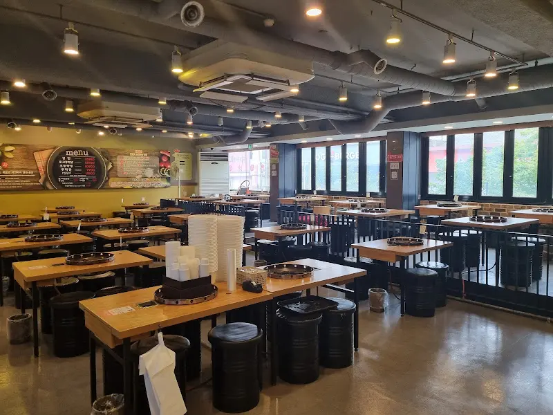 넓고 깔끔한 식당 내부