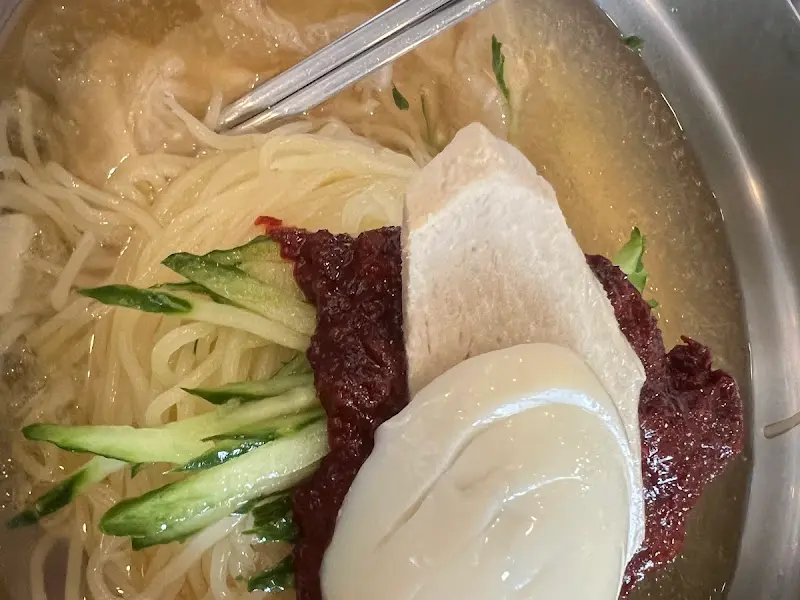 고명으로 올려진 오이와 무 절임, 다대기