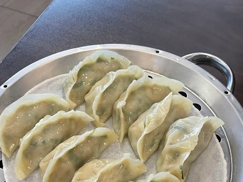 윤기가 흐르는 촉촉한 만두