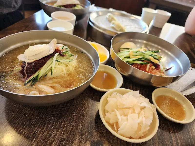 푸짐하게 차려진 밀면과 만두 한 상